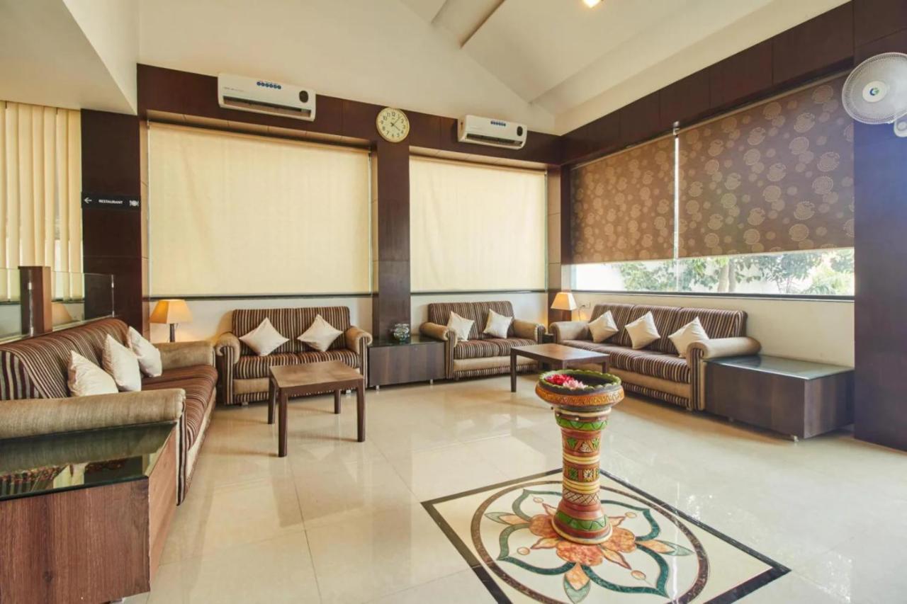 Hotel Shirdi Sai Wada Eksteriør bilde