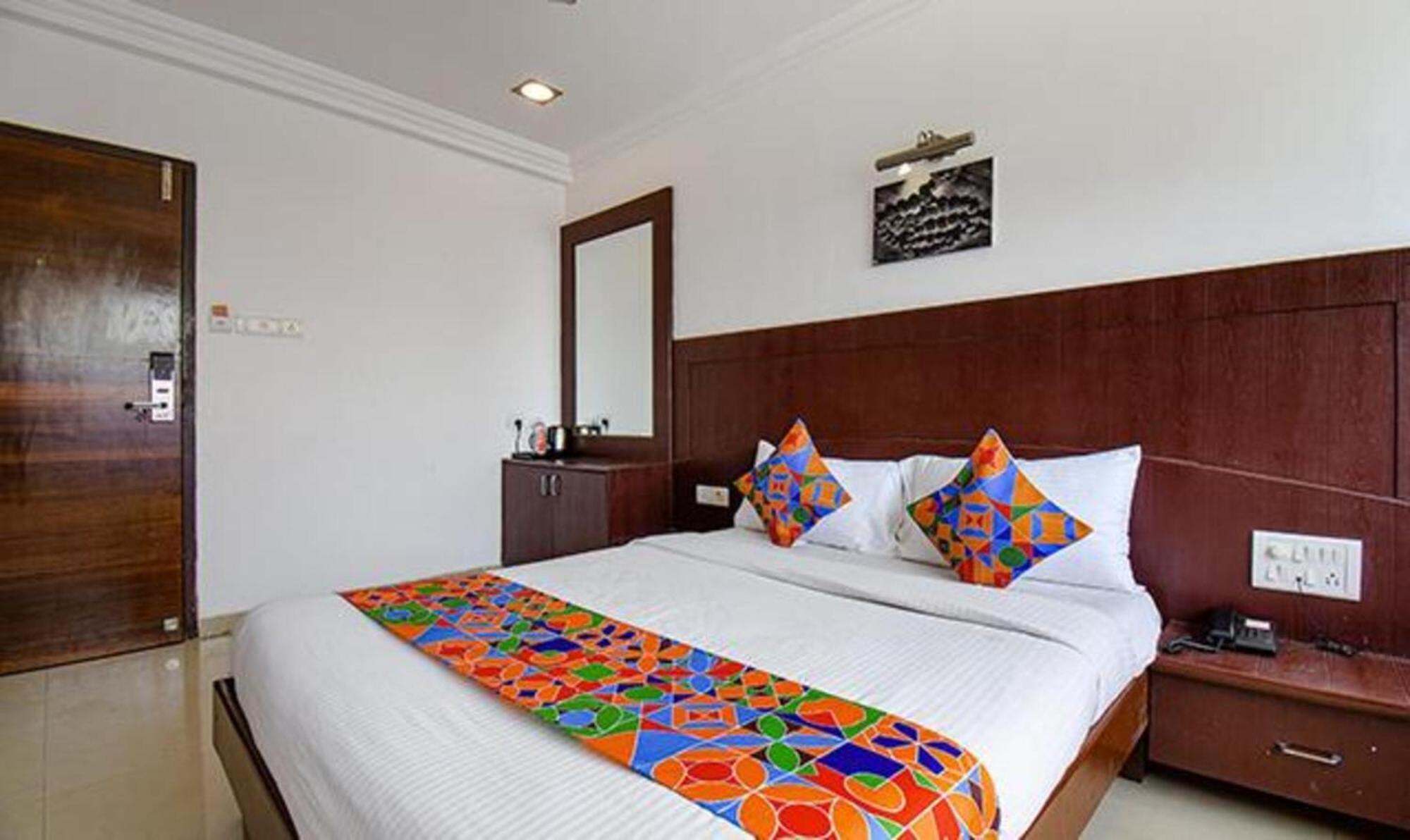 Hotel Shirdi Sai Wada Eksteriør bilde