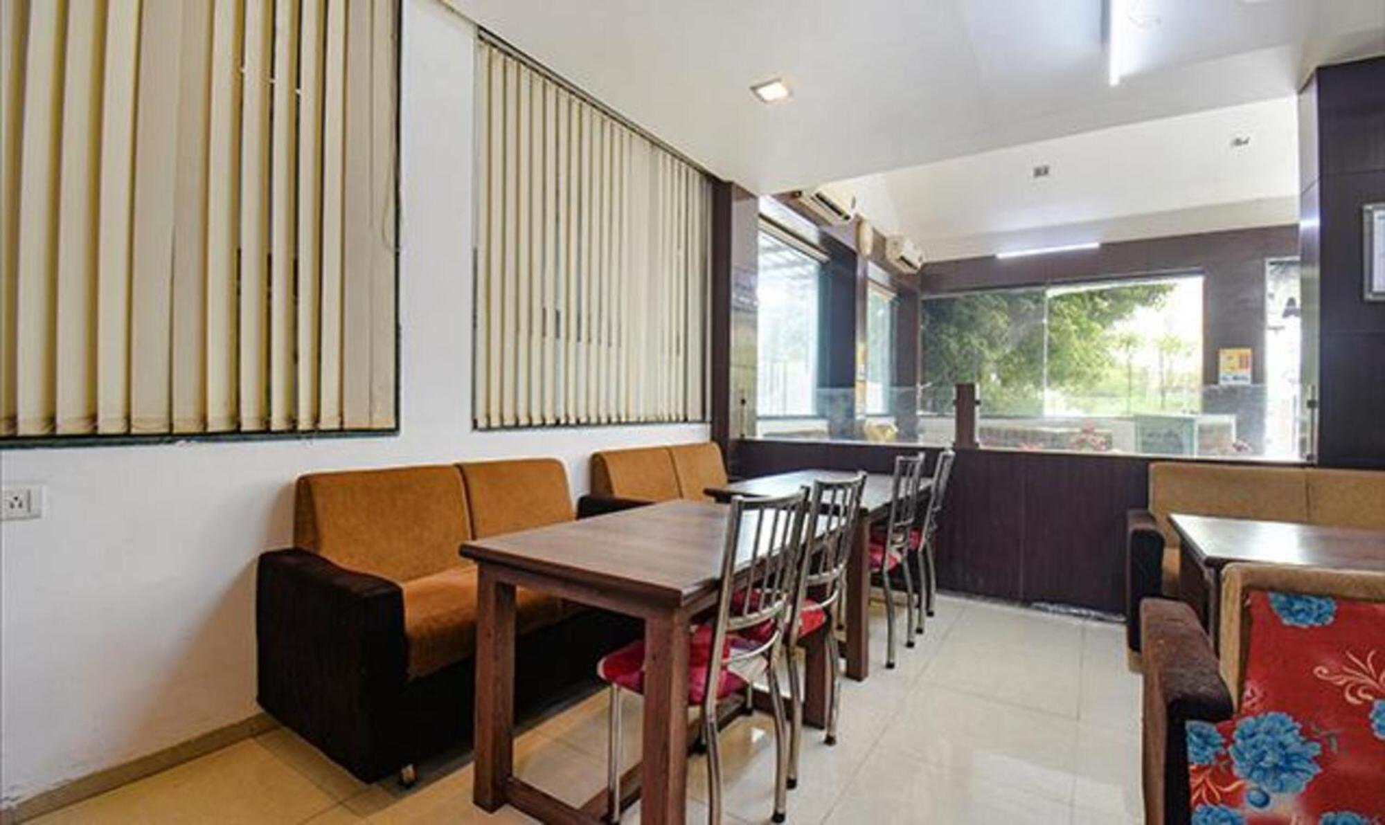 Hotel Shirdi Sai Wada Eksteriør bilde